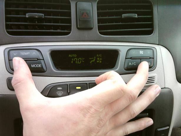 Zmačknem tlačítko auto a držíme ho a do dvou sekund zmáčkneme 4 x tlačítko AMB a spustíse diagnostika