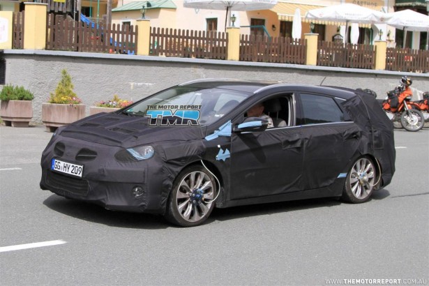 2011_hyundai_i45_wagon_spy_photos_spy_shots_01-4c1599178a63b-615x350.jpg