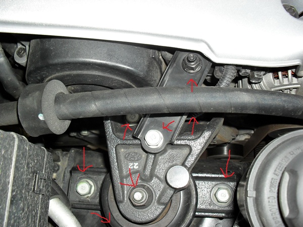 Poté sundat spodní kryt motoru, podložit zvedákem(doporučuju mezi zvedák a olejovou vanu měkké dřívko) a zdemontovat vrchní držák motoru a silentblock.