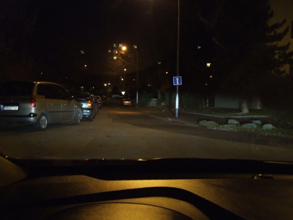 Pri vyjezdu, pod lampama. Znacky to zviditelni nadherne.