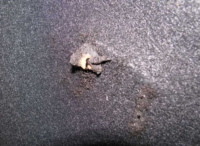 Detail propálené zadní pravé sedačky.jpg