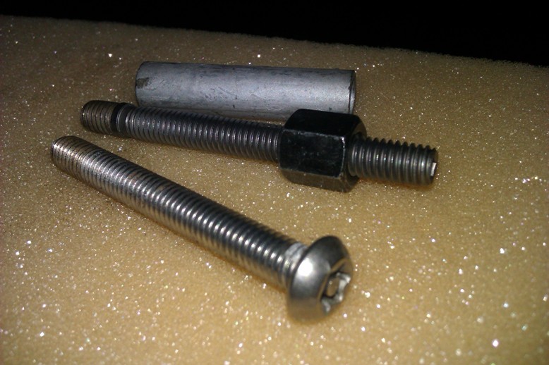 povodny s matkou a novy bezpecnostny sroub.