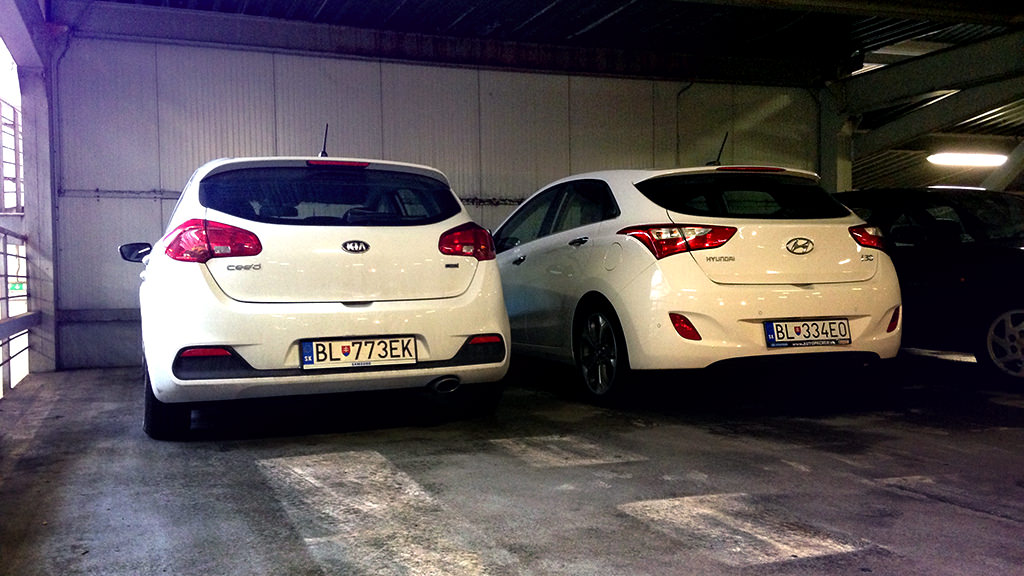 Moja myslienka dnesneho dna: Cee'd je pre dievcata a i30 pre chlapcov :D <br />Na riti vyhrava v mojich ociach po kazdej stranke Hyundai. Lepsi tvar zadneho okna, krajsie zadne svetla, odvaznejsie crty. Nerozumiem ciernej plastovej liste na narazniku Cee'du.