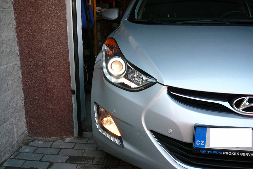 přední světla s led a CCFL. funkce potkávacích světel