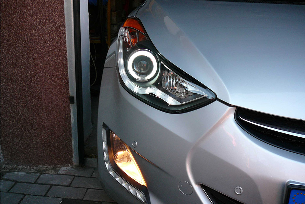 přední světla s led a CCFL. Funkce parkovaček