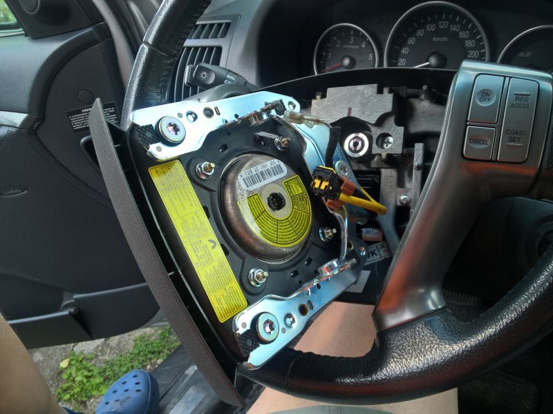 pro vyndání konekotru airbagu je třeba nadzdvihnout tu žlutou pojistku a odpjit konektor houkačky