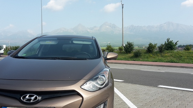 v pozadí Vysoké Tatry v ranním oparu. Foceno na odpočívadle na dálnici Žilina - Poprad