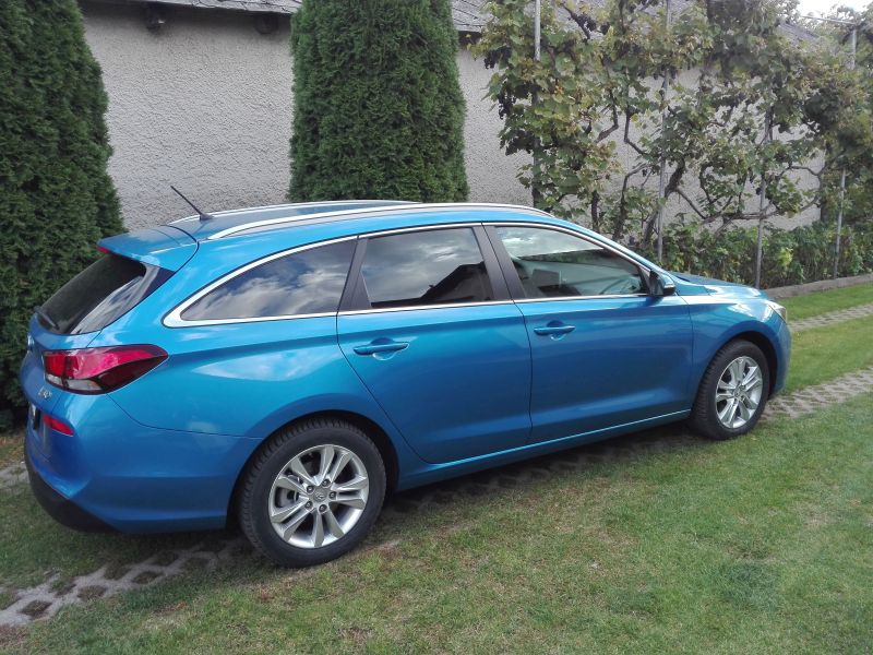 Hyundai_i30_Ara_Blue_05.jpg