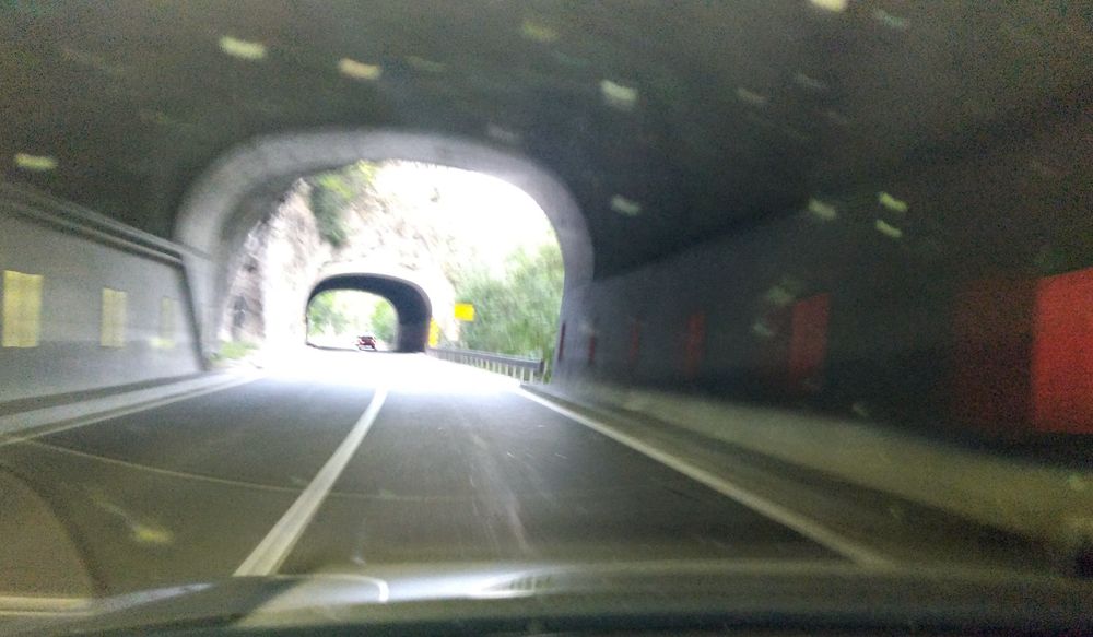 Cesta medzi juhosrbským Pirotom a hraničným Dimitrovgradom je jeden z posledných srbských úsekov bez diaľnice. Zato s veľmi peknými výhľadmi a krátkymi tunelmi.