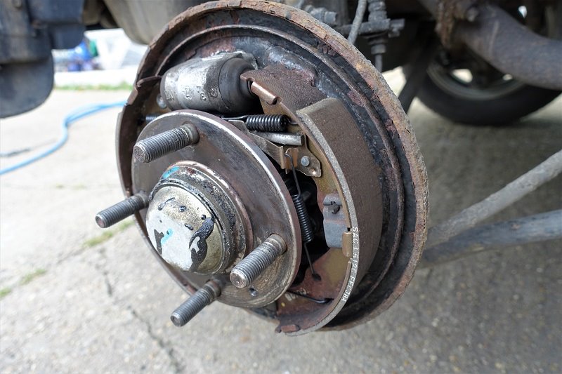 zadní brzdy je drží, pořád origo.