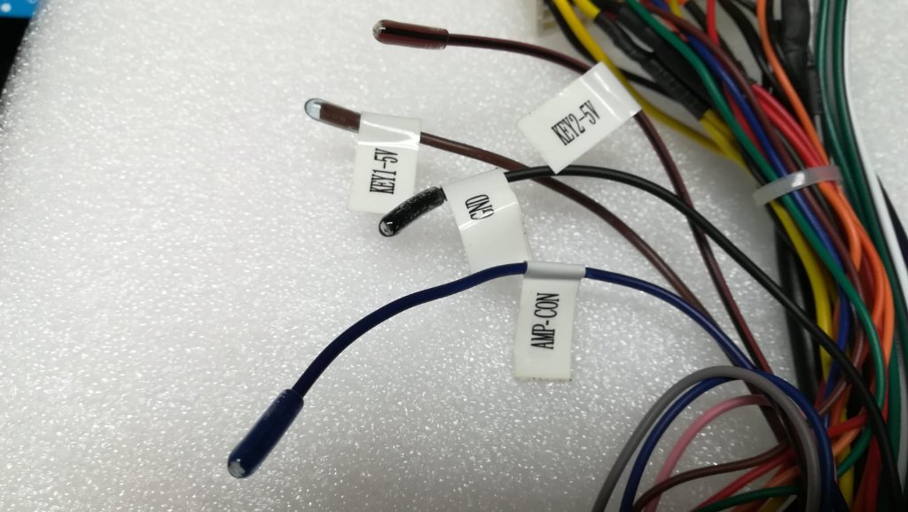 zde jsou ty tři kabely, které je třeba propojit s kabely od tlačítek volantu