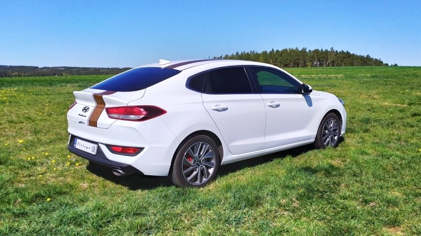 Hyundai i30 Fastback 250.jpg