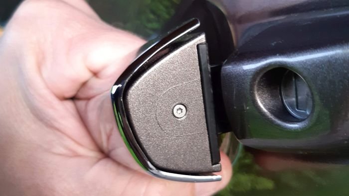 Kryt je větší, než klika pod ním, trochu odstává