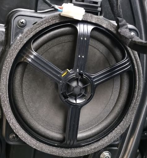 reprak v zadnych dverach.JPG