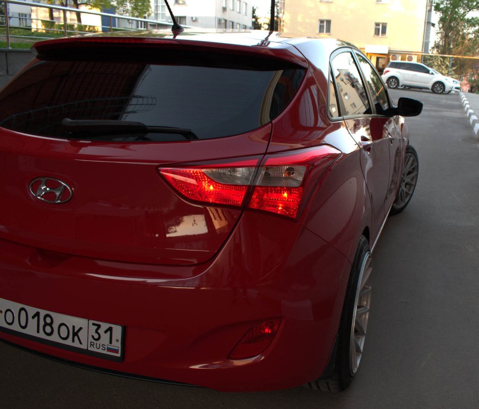 Hyundai_i30_russian_fast_back_pre-2017_with_8,5-9,5x19_on_245-40_R19 -3.jpg