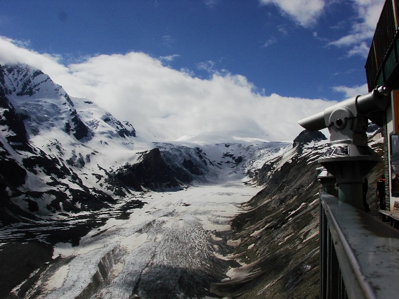 Pohled z parkovište. Pod váma pár kilometru prohlubeň a ledovec. A vlevo Grossglockner.