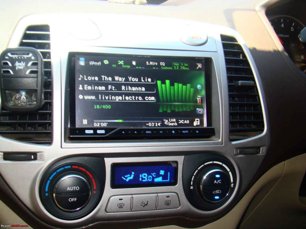 Hyundai_i20_PBT_with_2-din_radio.jpg