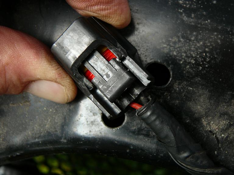 červený+12V<br />černý-(kostra)