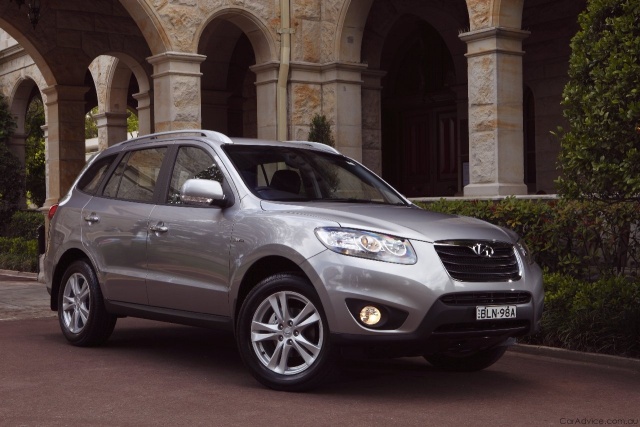 2010-Hyundai-Santa-Fe-20.jpg