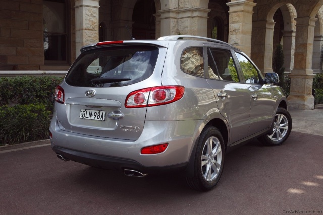 2010-Hyundai-Santa-Fe-22.jpg