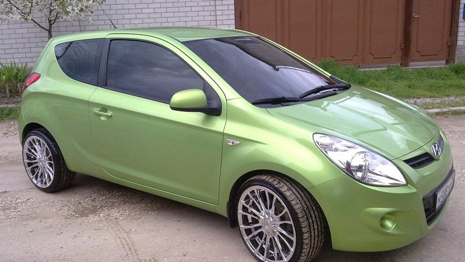 Hyundai_i20_2010_3-dv._1,4l_with_big_wheels -5.jpg