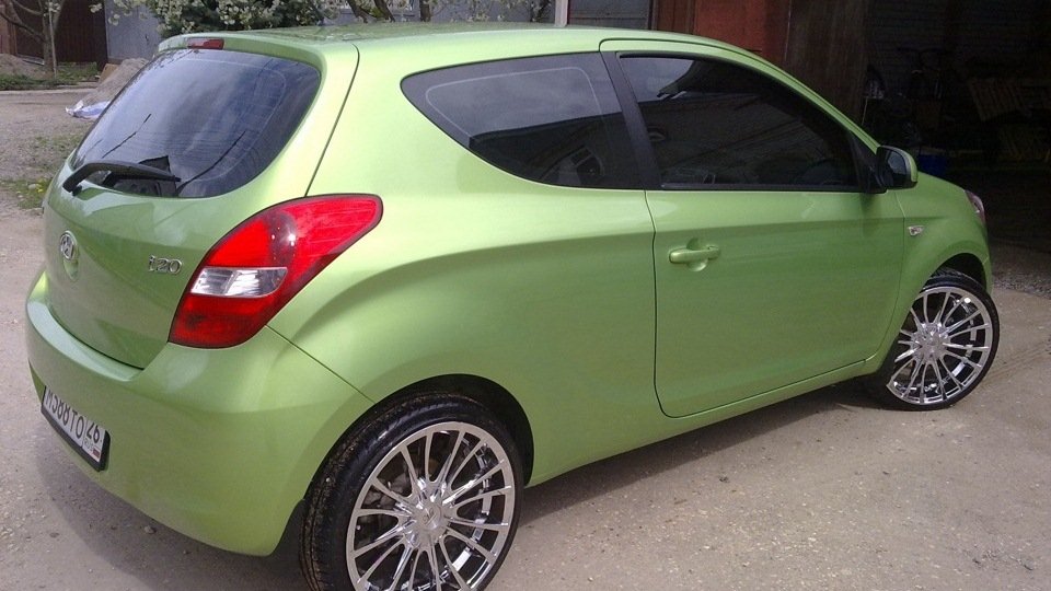 Hyundai_i20_2010_3-dv._1,4l_with_big_wheels -3.jpg