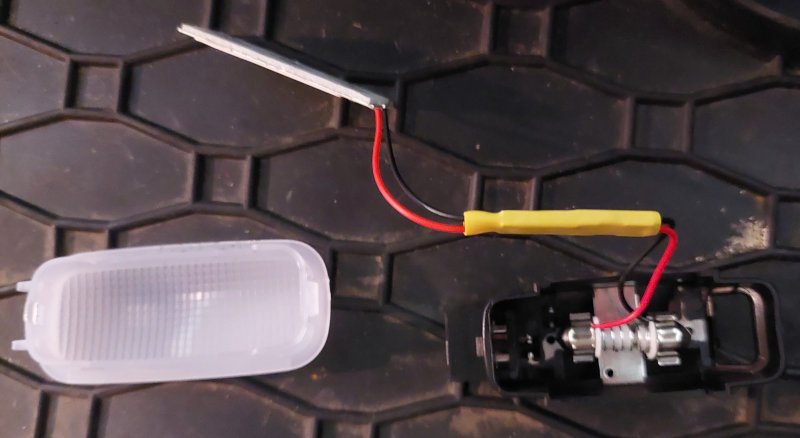 003_i30_trunk_LED_installed.jpg